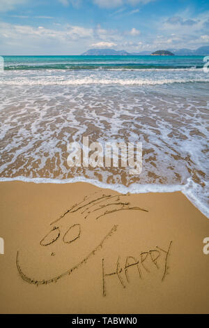 Happy Face auf Sand Strand von Gerakas im Sommer gezeichnet, Zakynthos Insel, Griechenland Stockfoto