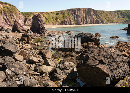 Es gibt viele versteckte Buchten an der Küste zwischen den Städten Tramore und Dungarvan, County Waterford. Ballydowane Cove liegt in der Nähe der Stadt Stockfoto