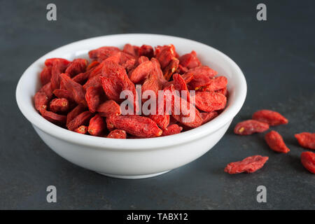 Getrocknete Goji Beeren oder Wolf eine rote Frucht, die in China und in der alternativen Medizin und als gesundes Lebensmittel verwendet Stockfoto