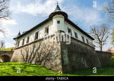 NOWY WISNICZ, Polen - 25 April 2019: Renaissance und Barock Schloss in Nowy Wisnicz, in der Nähe von Tarnow, im Frühjahr Landschaft, Polen. Stockfoto