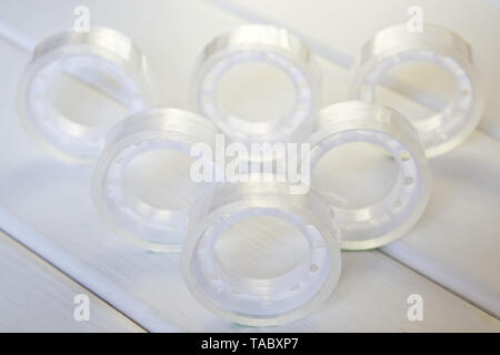 Scotch auf weißem Holz- Hintergrund. Artikel für Büro arbeiten. Bild horizontal Stockfoto