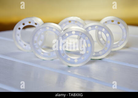 Scotch Klebeband auf weißem Holz- und goldenem Hintergrund. Artikel für Büro arbeiten. Bild horizontal Stockfoto