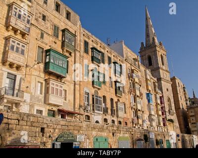 Gebäude in Valletta mit farbenfrohen Malteser Balkone Stockfoto