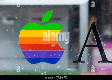 Classic Rainbow gebissen Apple Computer logo Fensteraufkleber in einem Computer Reparatur/Werkstätten shop Fenster/Apple Händler in Großbritannien. (99) Stockfoto