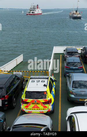 Offener wagen Deck eines Red Funnel Fähren segeln zwischen dem britischen Festland Southampton und Cowes auf der Isle of Wight. Personenkraftwagen, die Kreuzung ein Polizei Auto gehören. (99) Stockfoto