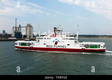 Red Funnel Fähren - der Rote Adler - Segeln zwischen dem britischen Festland Southampton und Cowes auf der Isle of Wight. UK. (99) Stockfoto