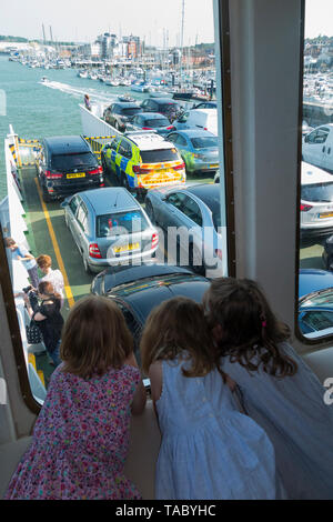 Kind/Kinder/Passagiere auf einem Red Funnel Fähren zwischen Großbritannien - Southampton und Cowes auf der Isle of Wight aus dem Fenster schauen und auf dem Autodeck. UK. (99) Stockfoto