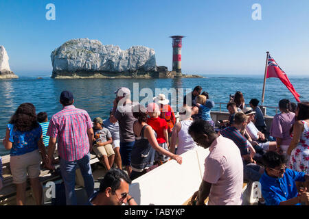 Tour Boot mit Besuchern und Touristen im Alum Bay, Anzeigen und Fotografieren der Nadeln & Leuchtturm an einem sonnigen Sommertag mit blauem Himmel und Sonnenschein. Alum Bay, Isle of Wight, England (99) Stockfoto