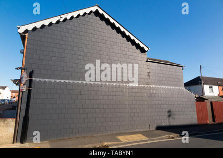 Vor kurzem installierte Wetterfeste Abdeckung/Abdeckung von (anscheinend künstlichen Faserzement Schiefer) Schiefer Wirkung Tiles/Dachziegel auf einem viktorianischen Reihenhaus Giebel (99) Stockfoto