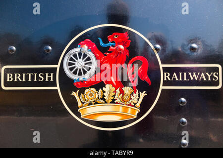 British Railways Lion und Rad Crest (Nickname: Frettchen & Dartboard) Crest auf einen Zug mit der Isle of Wight Steam Railway. UK. (99) Stockfoto