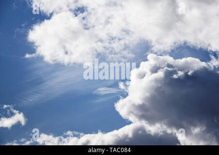 Weiße Wolken im sonnigen Frühling Himmel. Es wird bald regnen. Wetter und seine Funktionen. Stockfoto