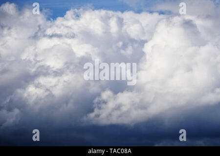 Weiße und Dunkle Blaue Wolken im Frühling Himmel, Regen und Gewitter vorausahnen. Wetter und seinen Funktionen Stockfoto