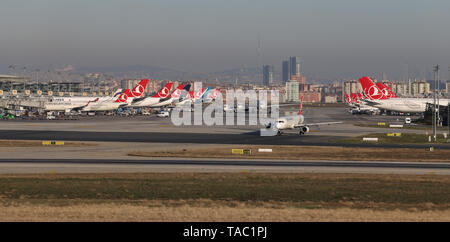 ISTANBUL, Türkei - 08 Dezember, 2018: Flugzeuge in aprone der Flughafen Istanbul Atatürk. Stockfoto