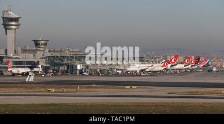 ISTANBUL, Türkei - 08 Dezember, 2018: Flugzeuge in aprone der Flughafen Istanbul Atatürk. Stockfoto