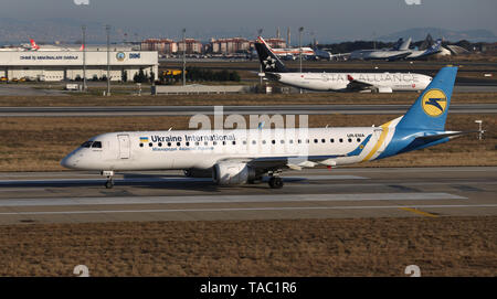 ISTANBUL, Türkei - 08 Dezember, 2018: Ukraine International Airlines Embraer 190 STD (CN 494) hebt ab Flughafen Istanbul Atatürk. UIA hat 42 Flotte Stockfoto