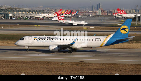 ISTANBUL, Türkei - 08 Dezember, 2018: Ukraine International Airlines Embraer 190 STD (CN 494) hebt ab Flughafen Istanbul Atatürk. UIA hat 42 Flotte Stockfoto