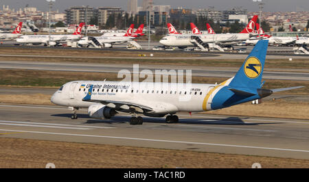 ISTANBUL, Türkei - 08 Dezember, 2018: Ukraine International Airlines Embraer 190 STD (CN 494) hebt ab Flughafen Istanbul Atatürk. UIA hat 42 Flotte Stockfoto