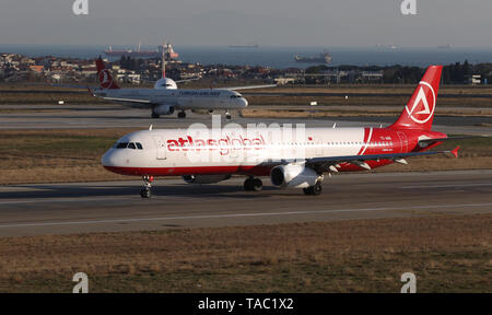 ISTANBUL, Türkei - 08 Dezember, 2018: AtlasGlobal Airlines Airbus A 321-231 (CN806) hebt ab Flughafen Istanbul Atatürk. AtlasGlobal hat 18 Flotte Stockfoto