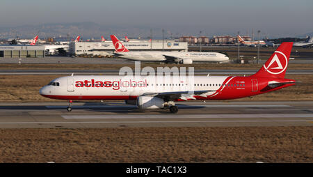 ISTANBUL, Türkei - 08 Dezember, 2018: AtlasGlobal Airlines Airbus A 321-231 (CN806) hebt ab Flughafen Istanbul Atatürk. AtlasGlobal hat 18 Flotte Stockfoto