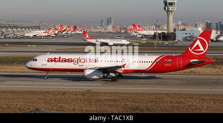 ISTANBUL, Türkei - 08 Dezember, 2018: AtlasGlobal Airlines Airbus A 321-231 (CN806) hebt ab Flughafen Istanbul Atatürk. AtlasGlobal hat 18 Flotte Stockfoto