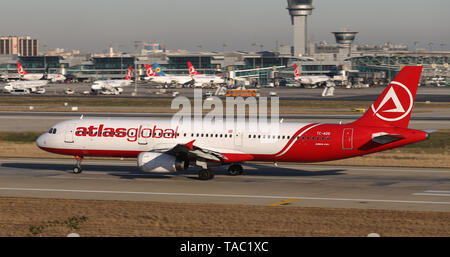 ISTANBUL, Türkei - 08 Dezember, 2018: AtlasGlobal Airlines Airbus A 321-231 (CN806) hebt ab Flughafen Istanbul Atatürk. AtlasGlobal hat 18 Flotte Stockfoto