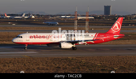 ISTANBUL, Türkei - 08 Dezember, 2018: AtlasGlobal Airlines Airbus A 321-131 (CN963) hebt ab Flughafen Istanbul Atatürk. AtlasGlobal hat 18 Flotte Stockfoto