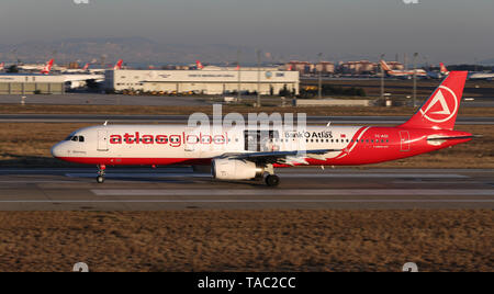 ISTANBUL, Türkei - 08 Dezember, 2018: AtlasGlobal Airlines Airbus A 321-131 (CN963) hebt ab Flughafen Istanbul Atatürk. AtlasGlobal hat 18 Flotte Stockfoto