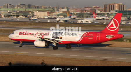 ISTANBUL, Türkei - 08 Dezember, 2018: AtlasGlobal Airlines Airbus A 321-131 (CN963) hebt ab Flughafen Istanbul Atatürk. AtlasGlobal hat 18 Flotte Stockfoto