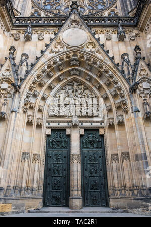 Die bronze verzierte Türen des St. Veitsdom, Prag, Tschechische Republik, Europa Stockfoto