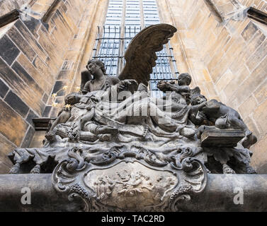 Statue des Hl. Johannes von Nepomuk an der St. Vitus Kathedrale in Prag. Tschechische Republik, Europa Stockfoto