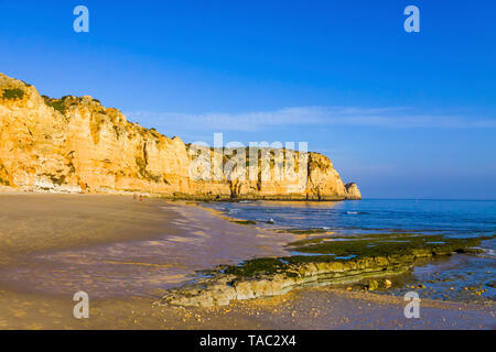 Praia do Porto de Mos, Long Beach in Lagos, Algarve, Portugal. Schönen goldenen Strand, der von beeindruckenden Felsformationen umgeben. Favorite spot Stockfoto