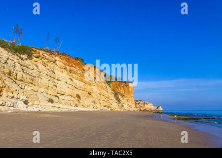 Praia do Porto de Mos, Long Beach in Lagos, Algarve, Portugal. Schönen goldenen Strand, der von beeindruckenden Felsformationen umgeben. Favorite spot Stockfoto
