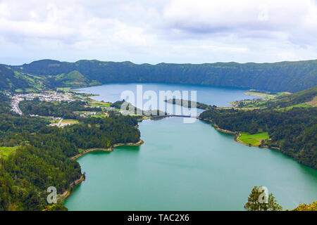Malerischer Blick auf den See von Sete Cidades (ist sogar Städte See'), einem vulkanischen Kratersee auf Sao Miguel, Azoren, Portugal. Blick von Vista Stockfoto