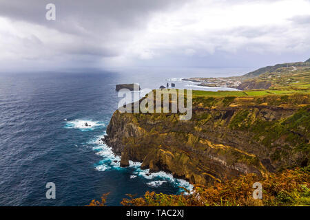 Atlantik Küste von Sao Miguel Island, der größten Insel in der portugiesischen Inselgruppe der Azoren. Feteiras Dorf auf Hintergrund Stockfoto