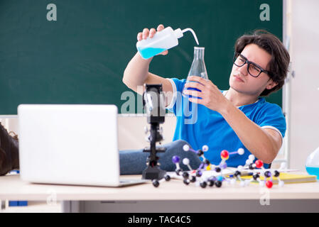 Junge männliche Schüler im Klassenzimmer Stockfoto