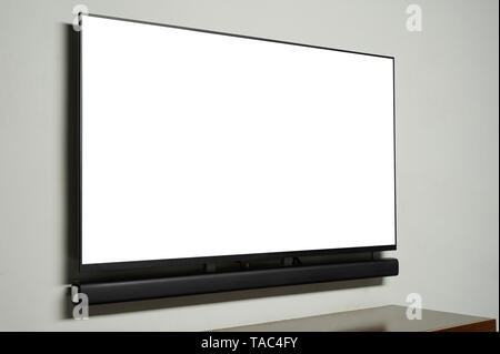 Falt tv hängen an der Wand Seitenansicht Nähe zu sehen. Stockfoto