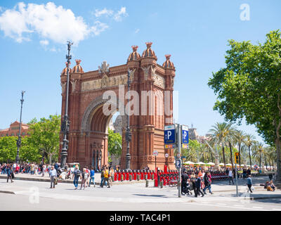 Barcelona, Spanien. Mai 2019. Die Menschen sind ein Bummel durch eine Gasse zwischen dem Triumphbogen und der Parc de la Ciutadella Barcelona, Spanien. Stockfoto