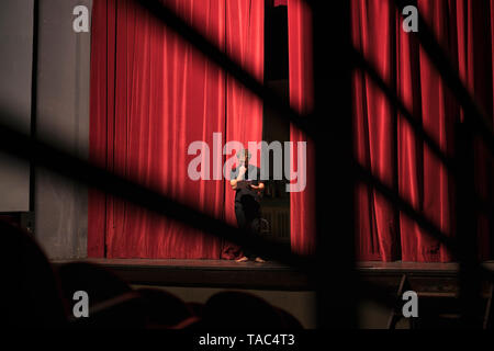 Barfuß Schauspieler auf der Theaterbühne studing das Skript Stockfoto