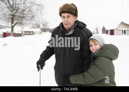 Portrait von Großvater und Enkel im Winter Stockfoto
