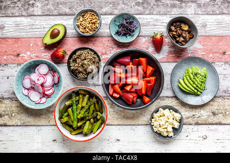 Frische Zutaten für eine vegetarische Schüssel Stockfoto