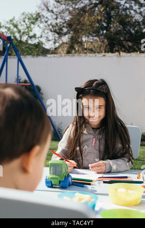 Kinder färben im Garten Stockfoto