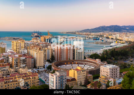 Spanien, Malaga, Blick auf den Hafen und La Malagueta von Sunrise Stockfoto