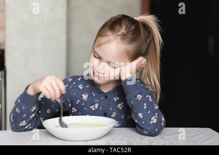 Portrait von lächelnden Mädchen essen oat Meal Stockfoto