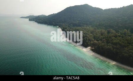 Drone Ansicht der tropischen Insel Pulau Besar in Malaysia Stockfoto
