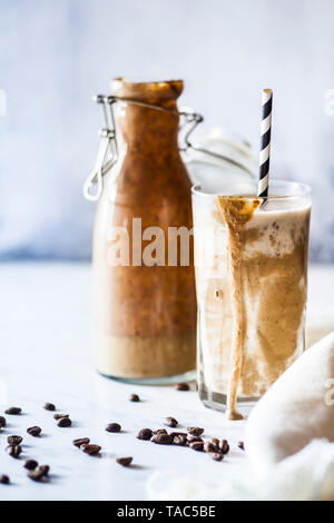 Zuckerfrei Wake-up-Smoothie mit Banane, Joghurt, Kaffee und Leinsamen Stockfoto