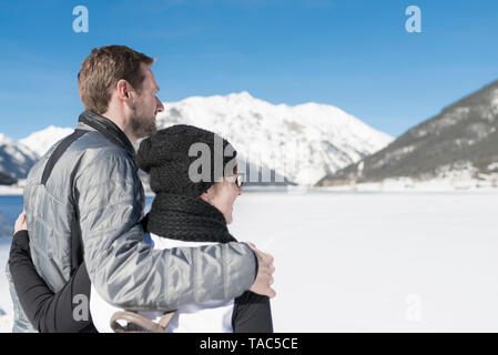 Österreich, Tirol, Achensee, Paar auf zugefrorenen See im Winter Stockfoto