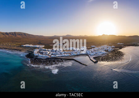 Spanien, Kanarische Inseln, Lanzarote, Caleta de Famara, Sonnenuntergang, Luftaufnahme Stockfoto