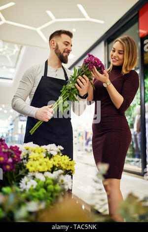 Floristen beraten Kunden in Flower Shop Stockfoto