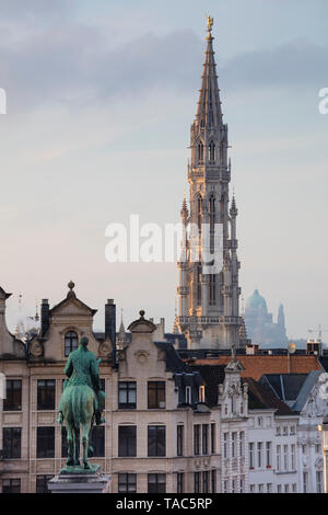 Belgien, Brüssel, Blick vom Mont des Arts, Rathaus und untere Stadt, Statue von Albert I. von Belgien Stockfoto