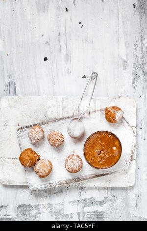 Donut Löcher mit Karamellsauce Stockfoto